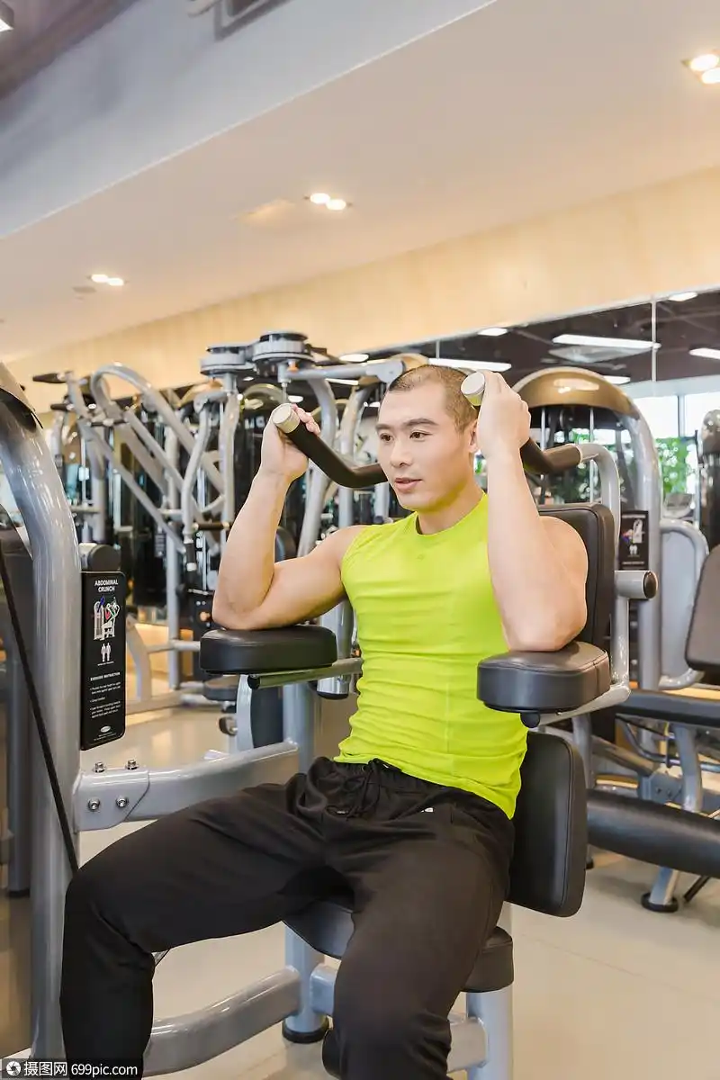 健身房强壮男人力量训练