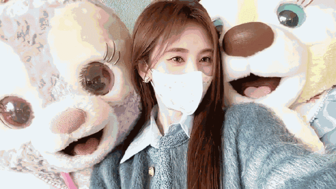 鞠婧祎晒迪士尼自拍##星黛露薅鞠婧祎头发