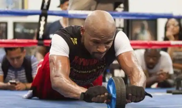 拳王梅威瑟的人生路:生活奢靡,住豪宅开私人飞机