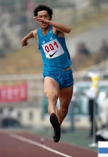 图文全国田径冠军赛总决赛顾俊杰获得三级跳冠军