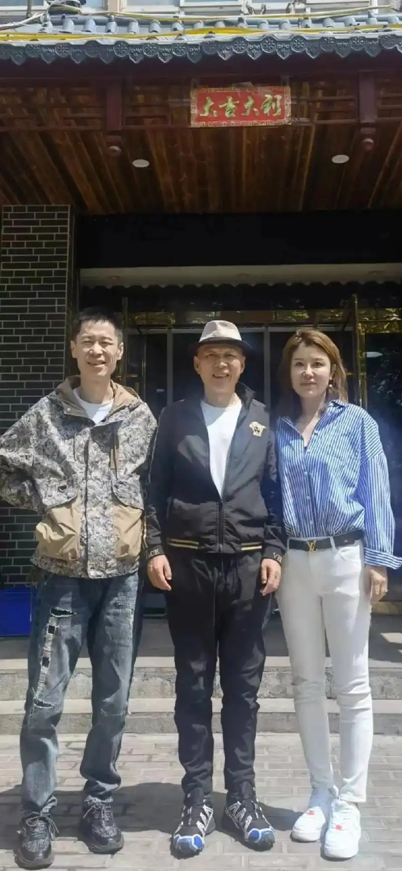 影视演员大明星李明老师,来弟弟家做客,老师非常低调有内涵,谈 - 抖音