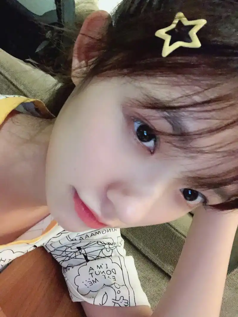 组图:林允戴星星发卡卖萌显清纯 脸上长肉重回颜值巅峰