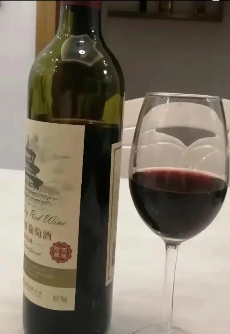 酒杯里有微醺的情绪 也有明天的期许 一杯红酒轻轻浅尝 喝到微醺不醉