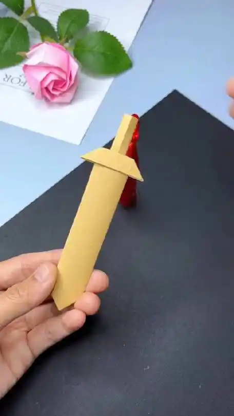 快来试试吧用两张纸折一把酷酷的宝剑,非常简单,快来试试吧#折纸