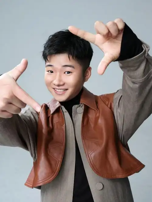 白小白个人海报白小白个人海报图白小白眼神深邃首张同名唱作主打曲