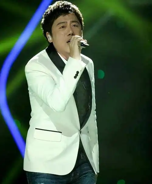 张宇发现自己还是喜欢音乐,因为读大学时,他在台中的西餐厅唱歌收入不