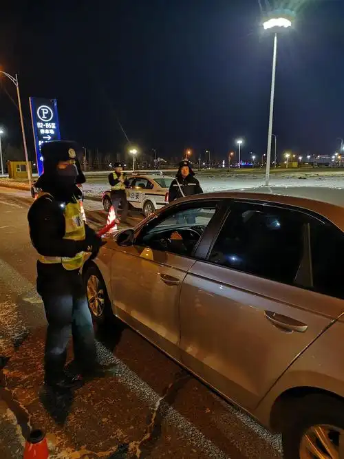 严寒中执勤的哈尔滨交警,零下20℃,从五点执勤到晚上十点