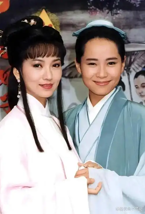 70岁赵雅芝61岁叶童同框,牵手出场瞬间回忆杀,年龄只是个数字