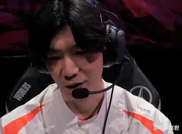 ning王与theshy直播寒暄theshy直言烤猪蹄很好吃弹幕表示赞同