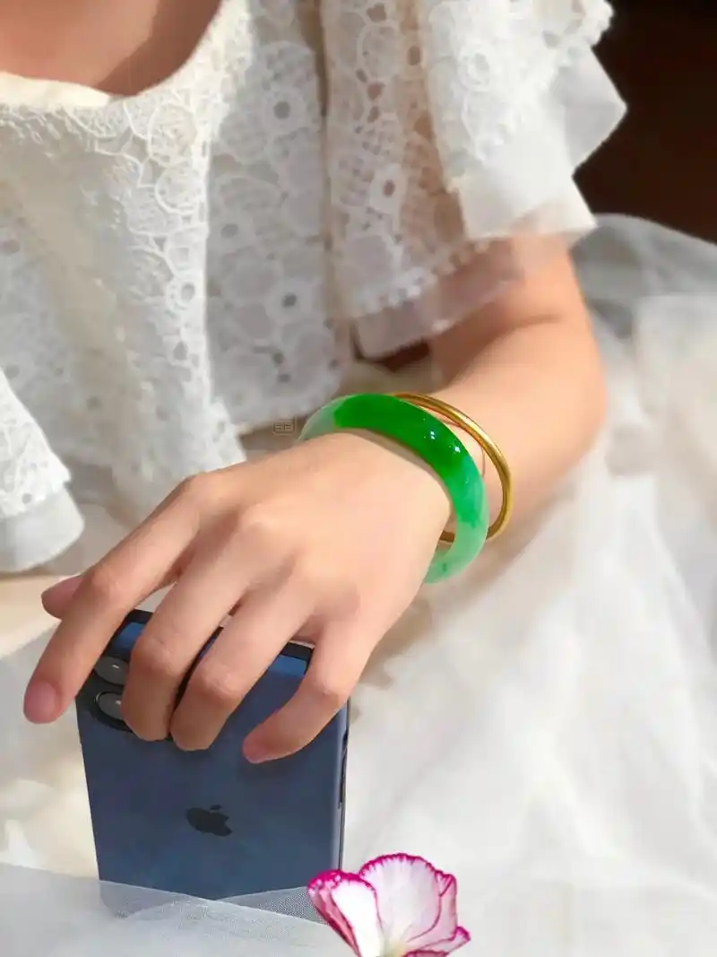 静玥翡翡翠手镯|叠戴黄金手镯,金玉良缘 #翡翠 #天然翡翠  - 抖音