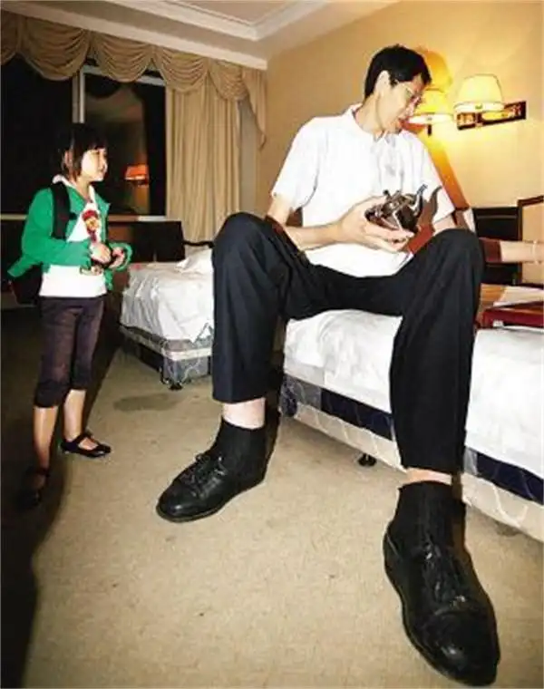 比姚明还高的篮球巨人因害怕遗传拒绝怀孕!妻子:生活很不方便!