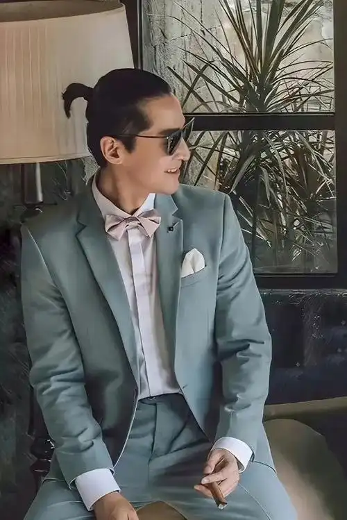 61岁李连杰老来俏!掀起刘海,头上扎个小马尾,新发型太显年轻了