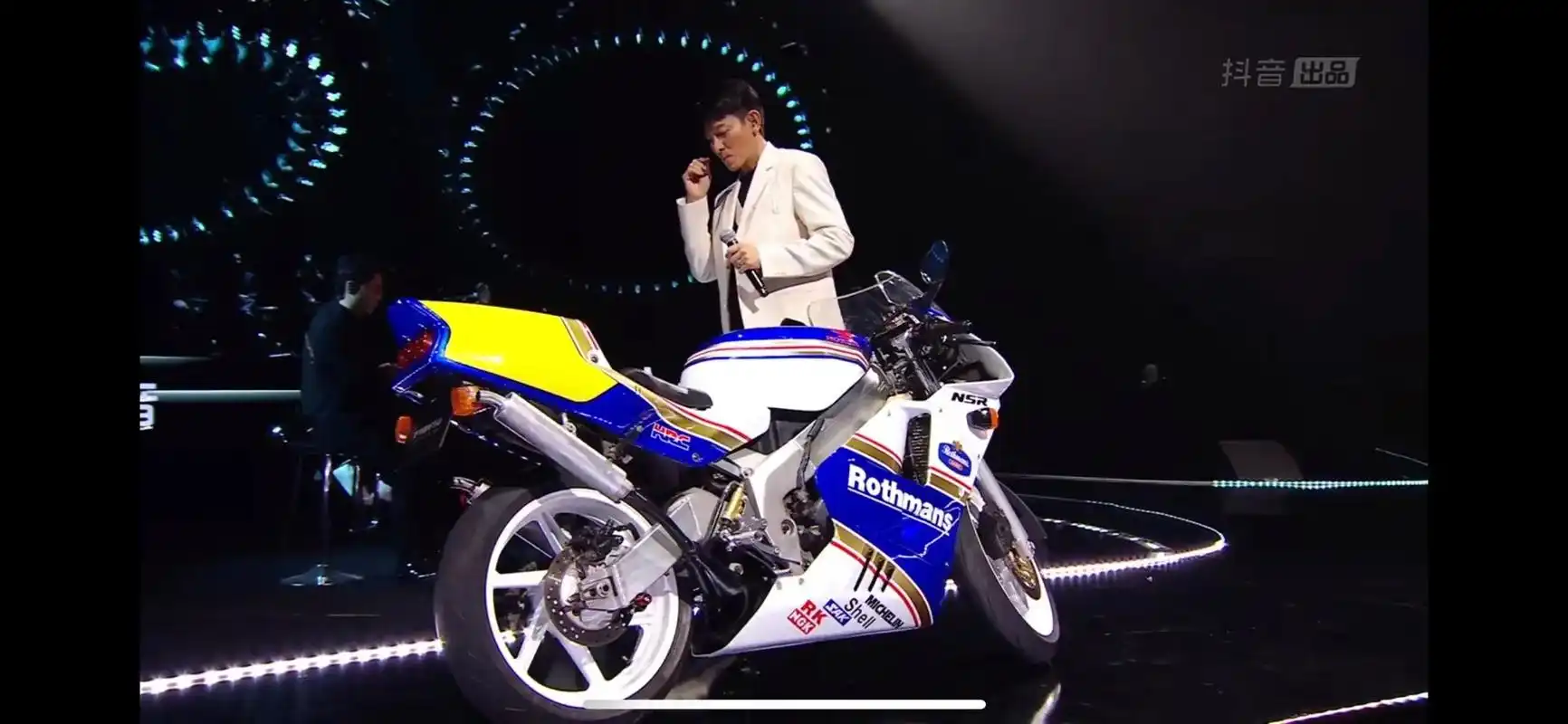 小时经常听刘德华的歌 大了看了天若有情也喜欢上了摩托车 何尝 - 抖