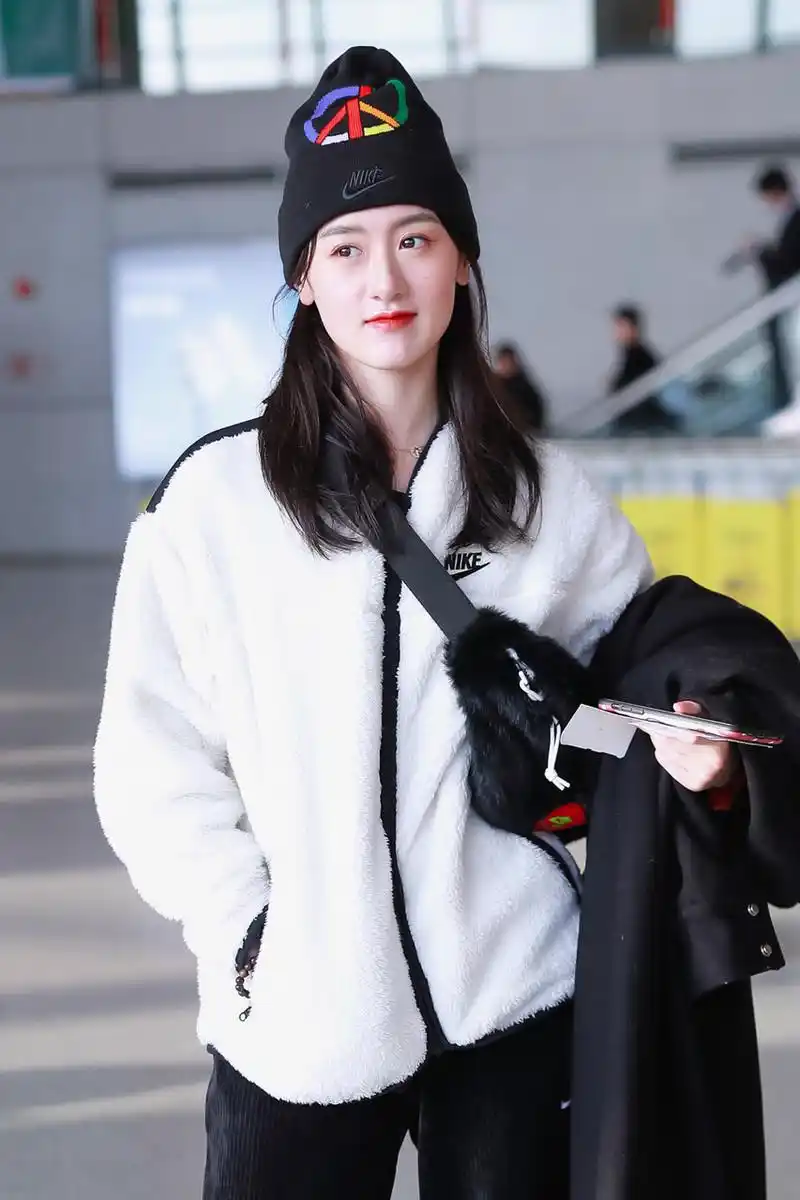 袁冰妍穿摇粒绒外套走机场黑白配经典大方穿灯芯绒裤都不显胖