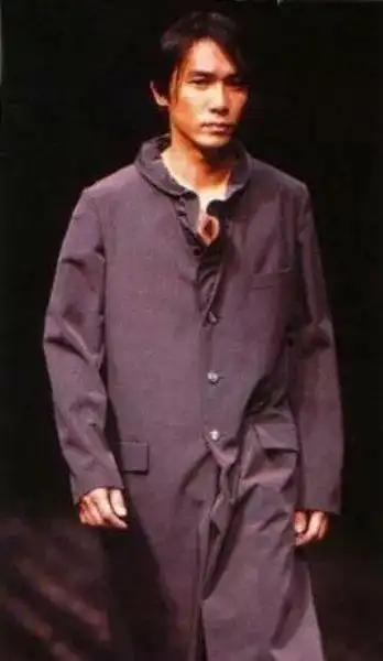 梁朝伟为山本耀司在巴黎走秀垃圾风穿出自己风格最爱新百伦