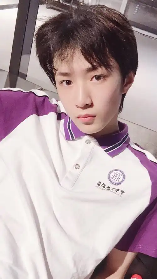 刘耀文拍初中毕业照