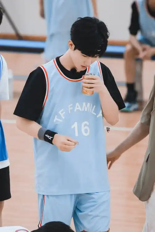 张真源法国娇兰时代代言人##张真源叶问蹲