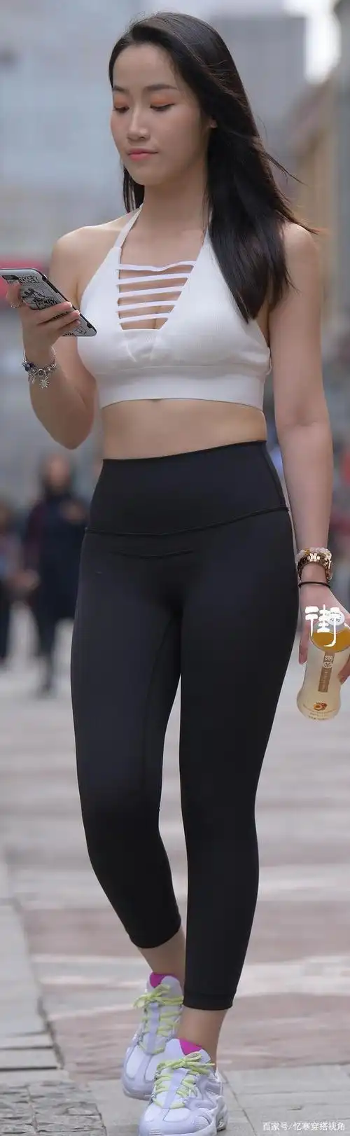 图中美女虽然身材上没有优势,但是穿上运动风格的服装,显得成熟稳重.