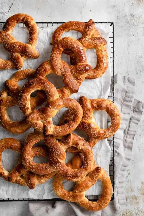 homemade soft pretzels (copycat auntie annes pretzel recipe)