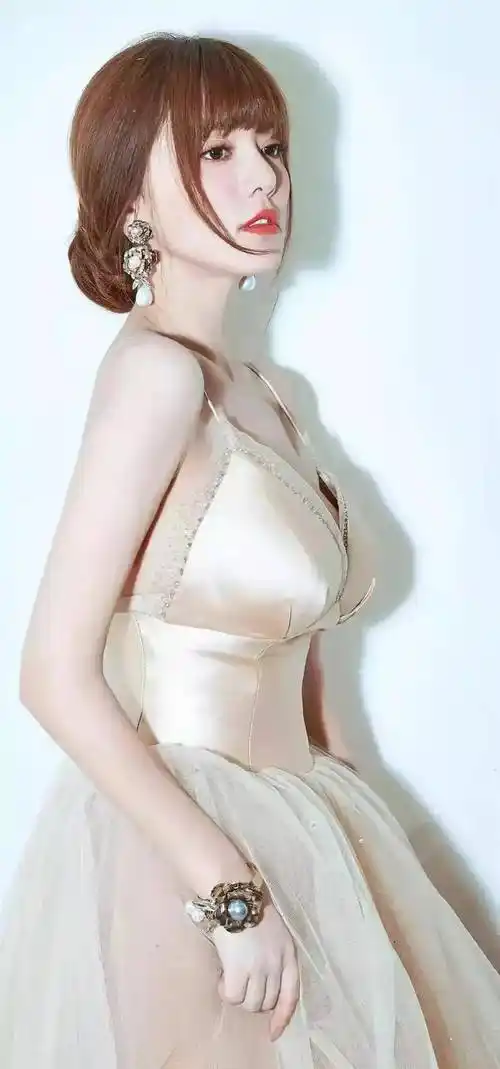 宝藏女孩阿兰·达瓦卓玛,天使面容,魔鬼身材,让人惊叹不已_时空_歌声