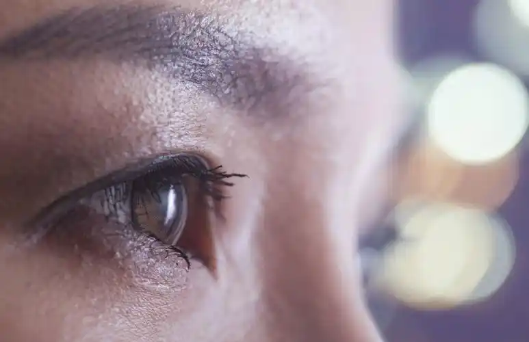 眼睛模糊是怎么回事(眼睛看东西越来越模糊,是老花眼吗?