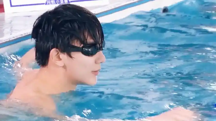 夏之光"溺水"式游泳笑到飙泪