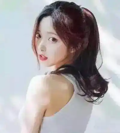 中分长刘海也是圆脸修颜的首选发型,这样扎一款马尾辫,加上卷刘海修饰