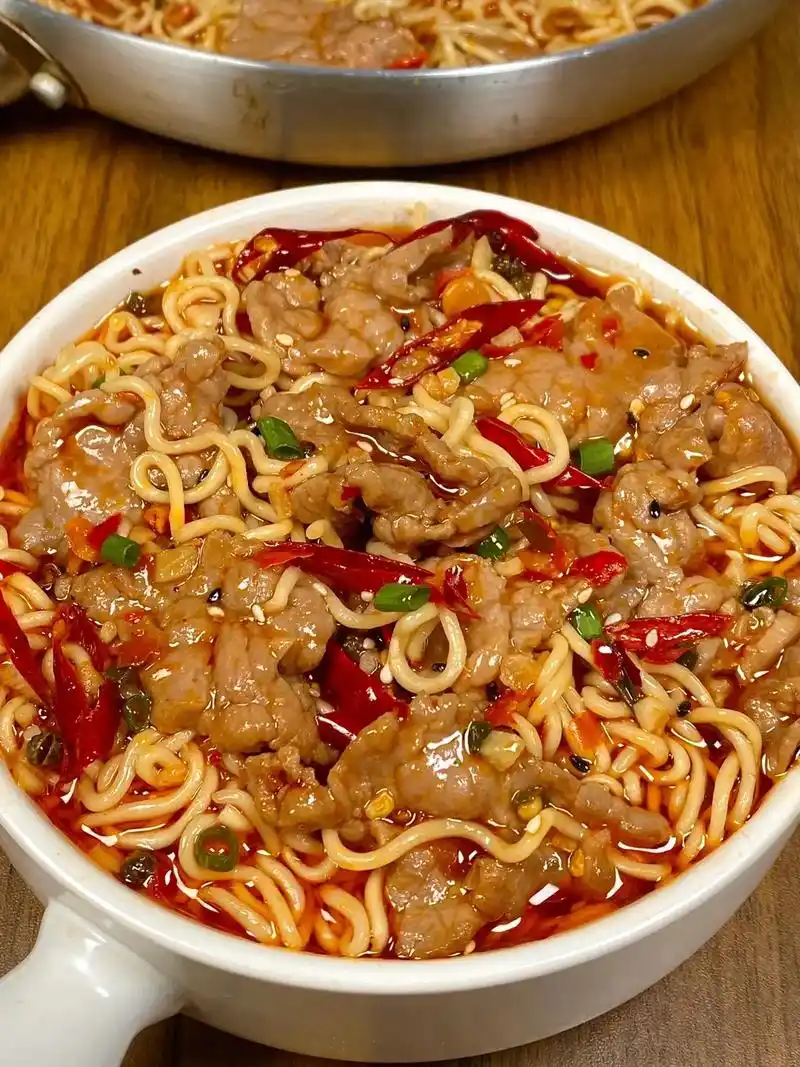 谁懂啊家人们,这碗就是真的香辣牛肉面吧!牛肉滑嫩可口,香香辣 - 抖音