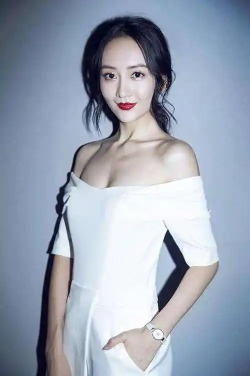 王鸥拍《男人装》为了撒贝宁?