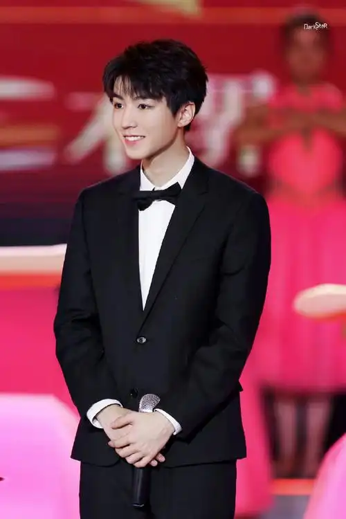 王俊凯 巴黎时装周