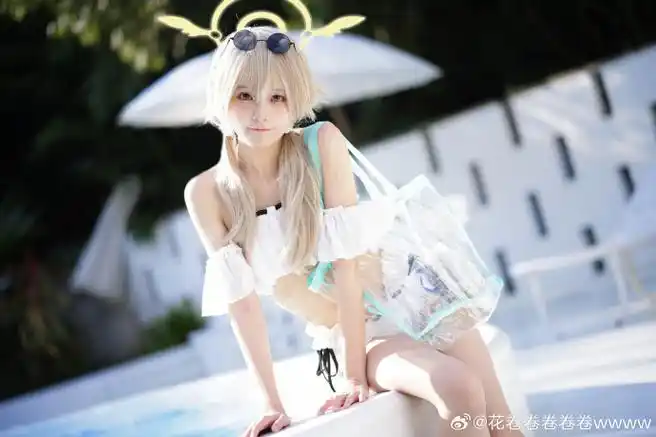 cos超话#碧蓝档案#日富美泳装"老师,如果靠的太近的话,说不定会被水溅