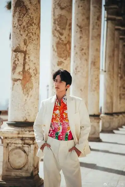 莫哦,张新成这个衬衫有点太亮眼了哦,配上白西装有好多点好看呢