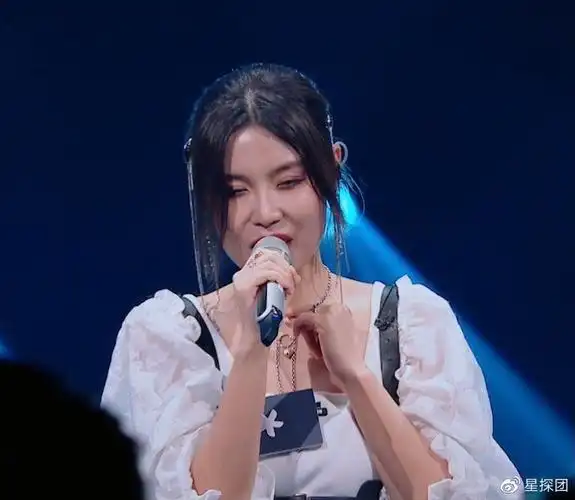 烟嗓少女萨吉独特唱法充满魅力赋予歌曲新的生命