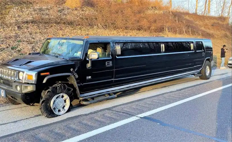 暴力测试12米的加长悍马,踩下油门的一瞬间,能否完成飞跃挑战?