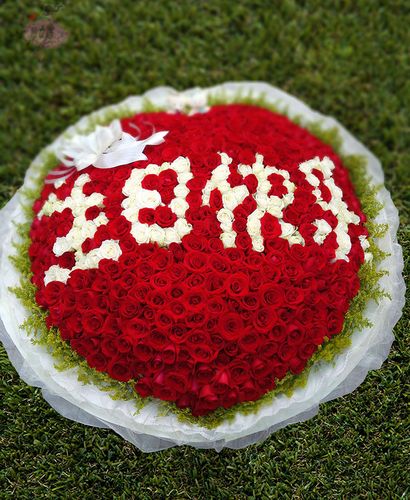 昆明鲜花速递同城上门配送360朵红玫瑰生日快乐拼字鲜花速递同城