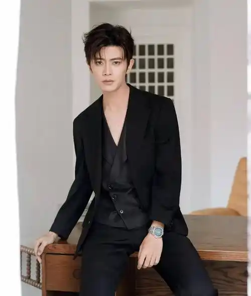 任嘉伦工作室发布夏日服饰清凉清爽:任嘉伦的魅力探索有多大_西装