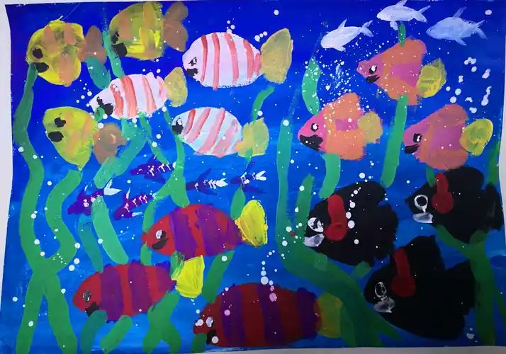 蓝色的大海里,一群鱼儿在快乐嬉戏,它们是那么自由,那么快乐!