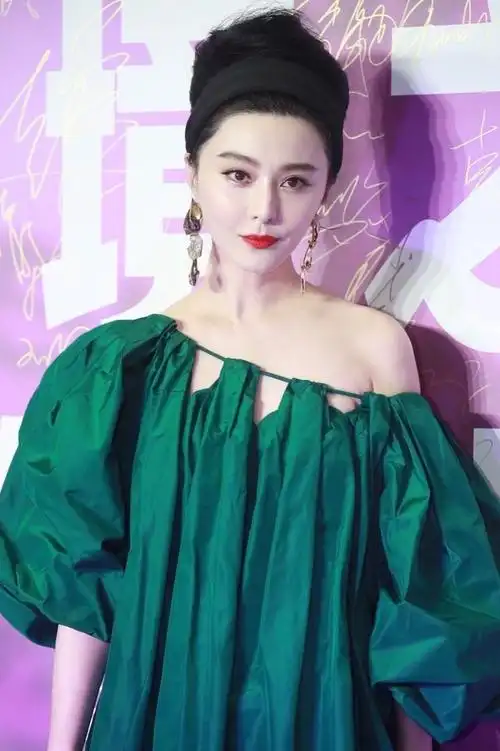 范冰冰绿裙红唇气场全开,明眸亮齿状态能打