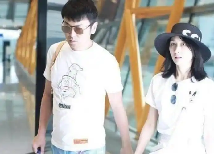 回顾雷佳音和大学同学裸婚婚后住10平米出租屋现在怎么样了