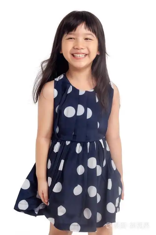 快乐的小女孩笑孤立