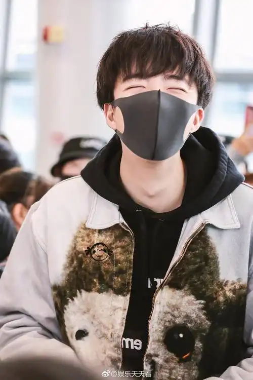 刘宇宁 4.10 长沙机场 送机图~可爱,呆萌,搞怪!笑眼弯弯