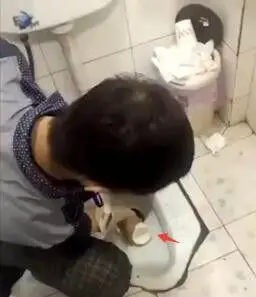 美女从便池里舀水,结果一饮而尽,画面让人难受,原因让人愤怒