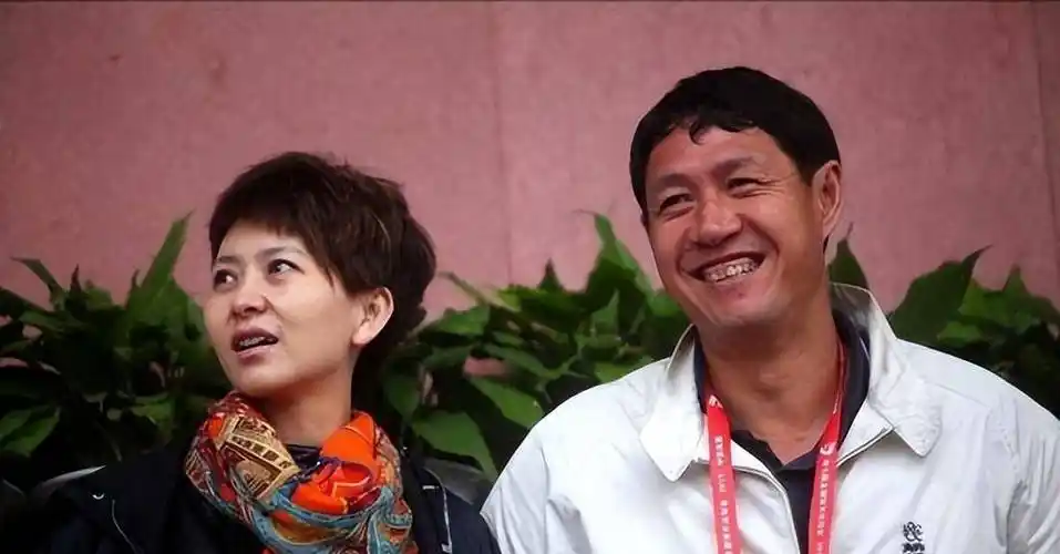 歌手甘萍:嫁前国足老公黎兵,18年恩爱如初,如今51岁宛如30岁_父亲