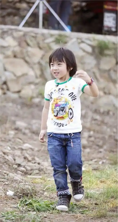 林志颖晒kimi量身高近照称其一年长12公分有望超越爸爸