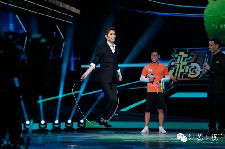 《超级战队》是一档体能pk秀,由李响和李晨担任主持人,节目主要内容