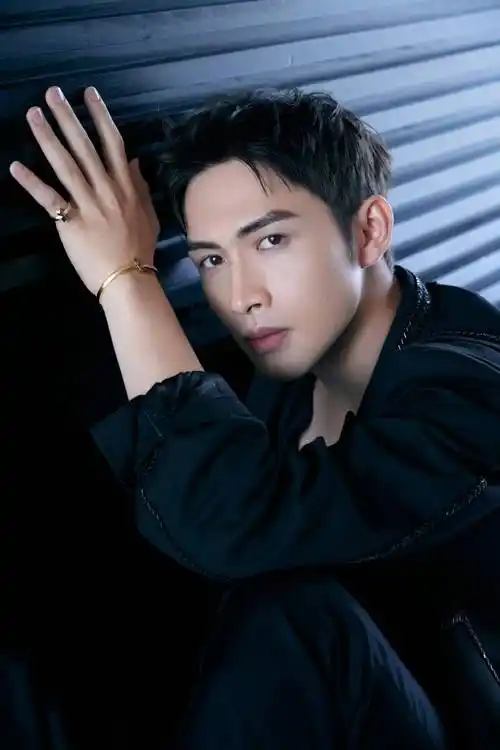 男星张彬彬时尚写真:温润如玉,翩翩公子