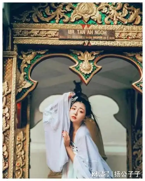 我看着张磊忙碌的背影,心中充满了复杂的情绪.