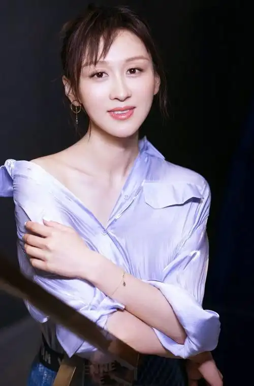 练练是一个五官非常精致的女生,让人一眼看上去就