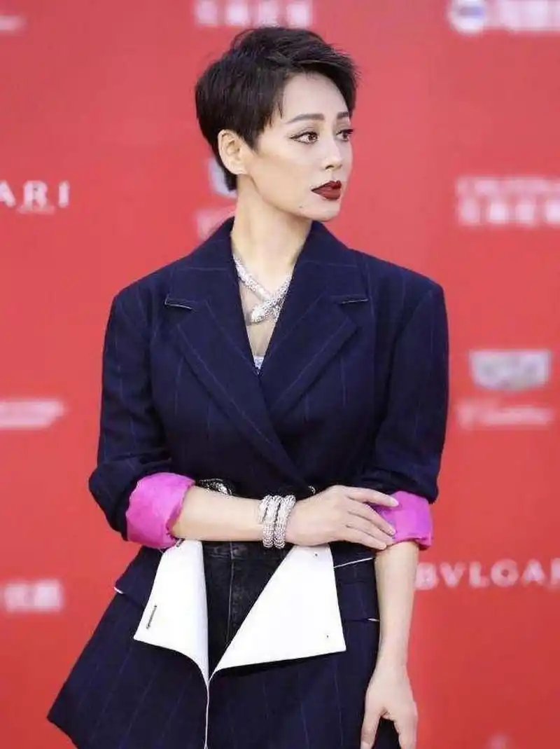 宁静的穿搭总是另辟蹊径,让人琢磨不透,看起来又怪异又和谐,非常与众