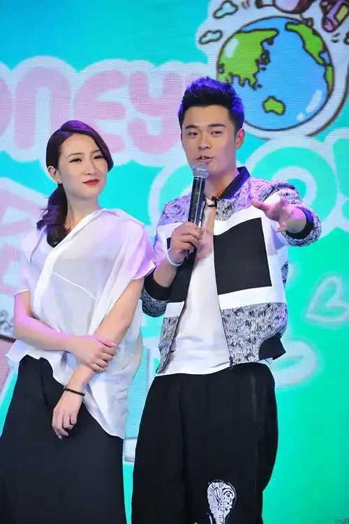 回顾陈赫二婚娶大1岁张子萱婚后连生二胎如今一家四口其乐融融